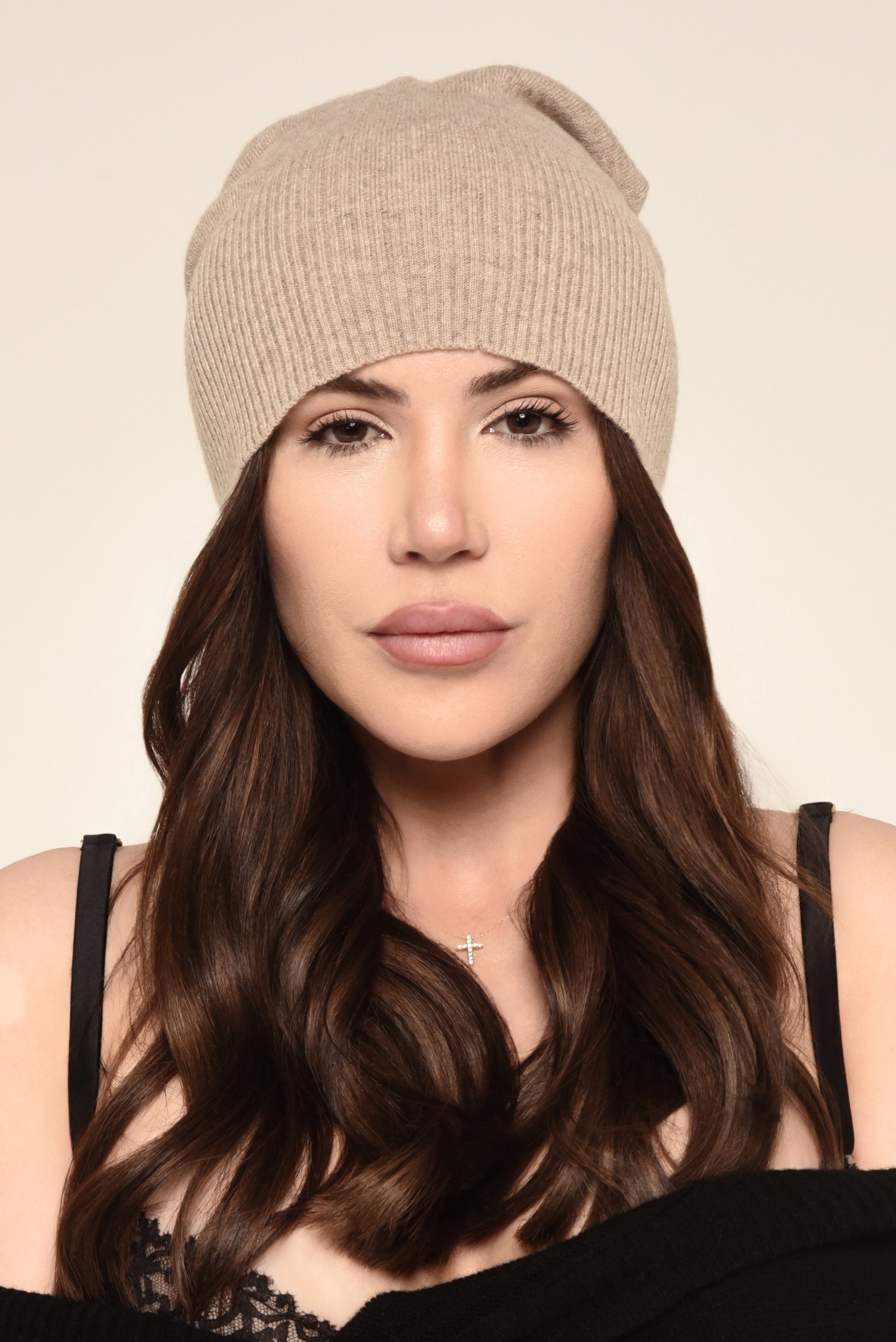 Woman wearing a slouchy beige beanie 
